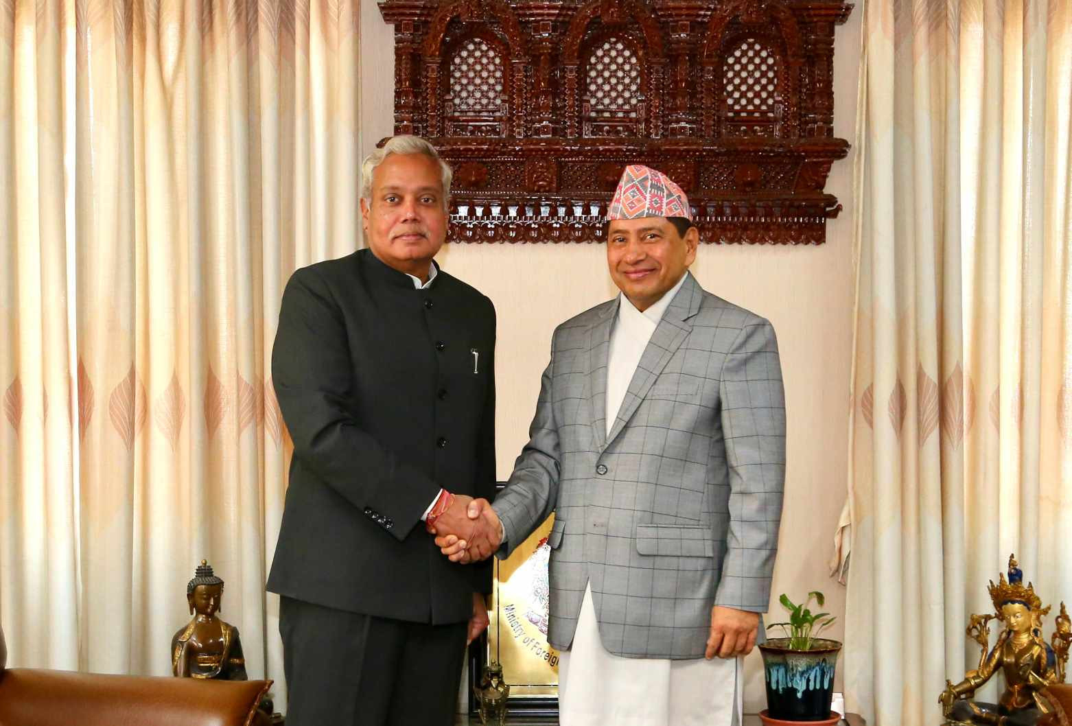 परराष्ट्रमन्त्री श्रेष्ठ र भारतीय राजदूत श्रीवास्तवबीच भेटवार्ता